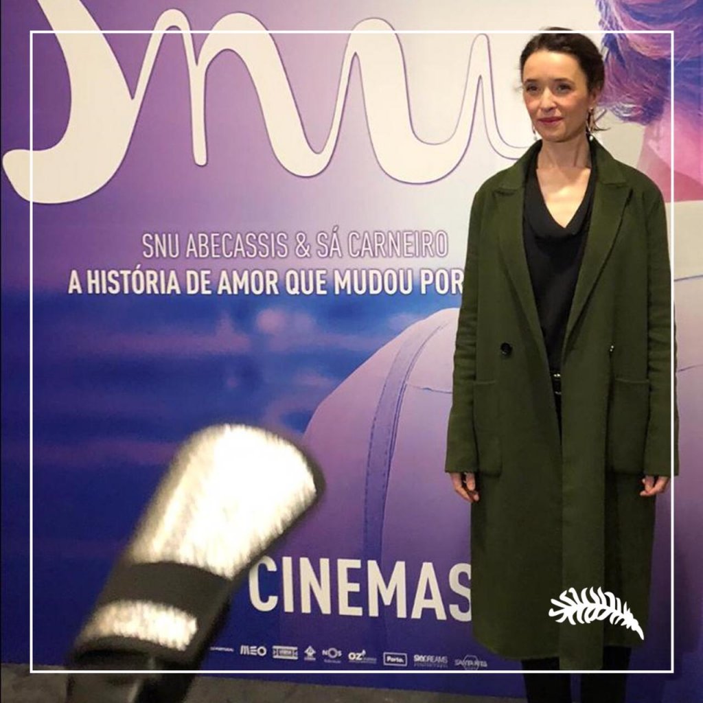 A atriz portuguesa Maria João Pinho com nosso brinco na inauguração de seu filme em Lisboa